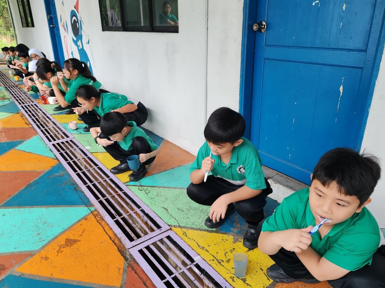 Murid-murid memberus gigi bersama-sama dalam aktiviti JomBerusGigi 2026